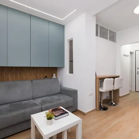 Honey Oak & Cream Patio By Nest 公寓