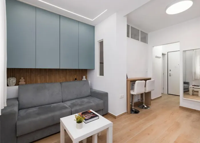 Honey Oak & Cream Patio By Nest شقة