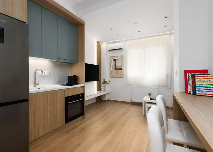 Honey Oak & Cream Patio By Nest شقة سالونيك