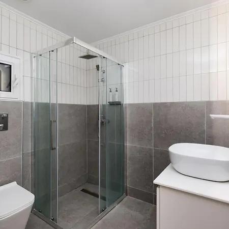 Honey Oak & Cream Patio By Nest * Salonicco